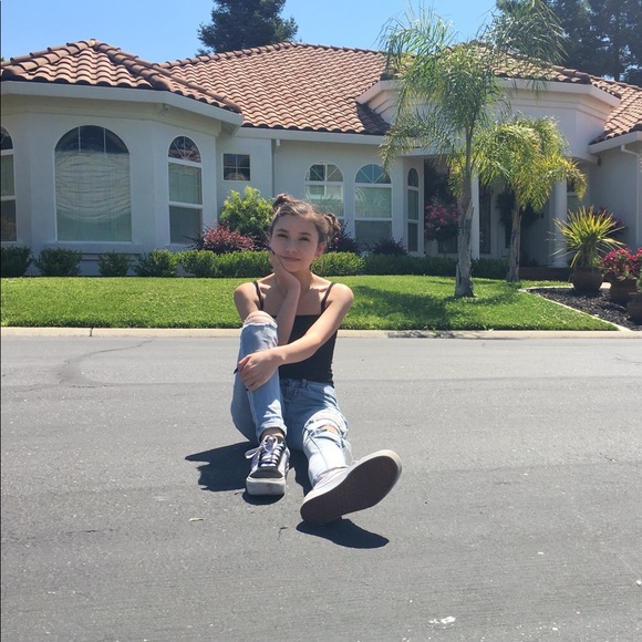 Meet your Posher, Julia - Picture 2 of 4